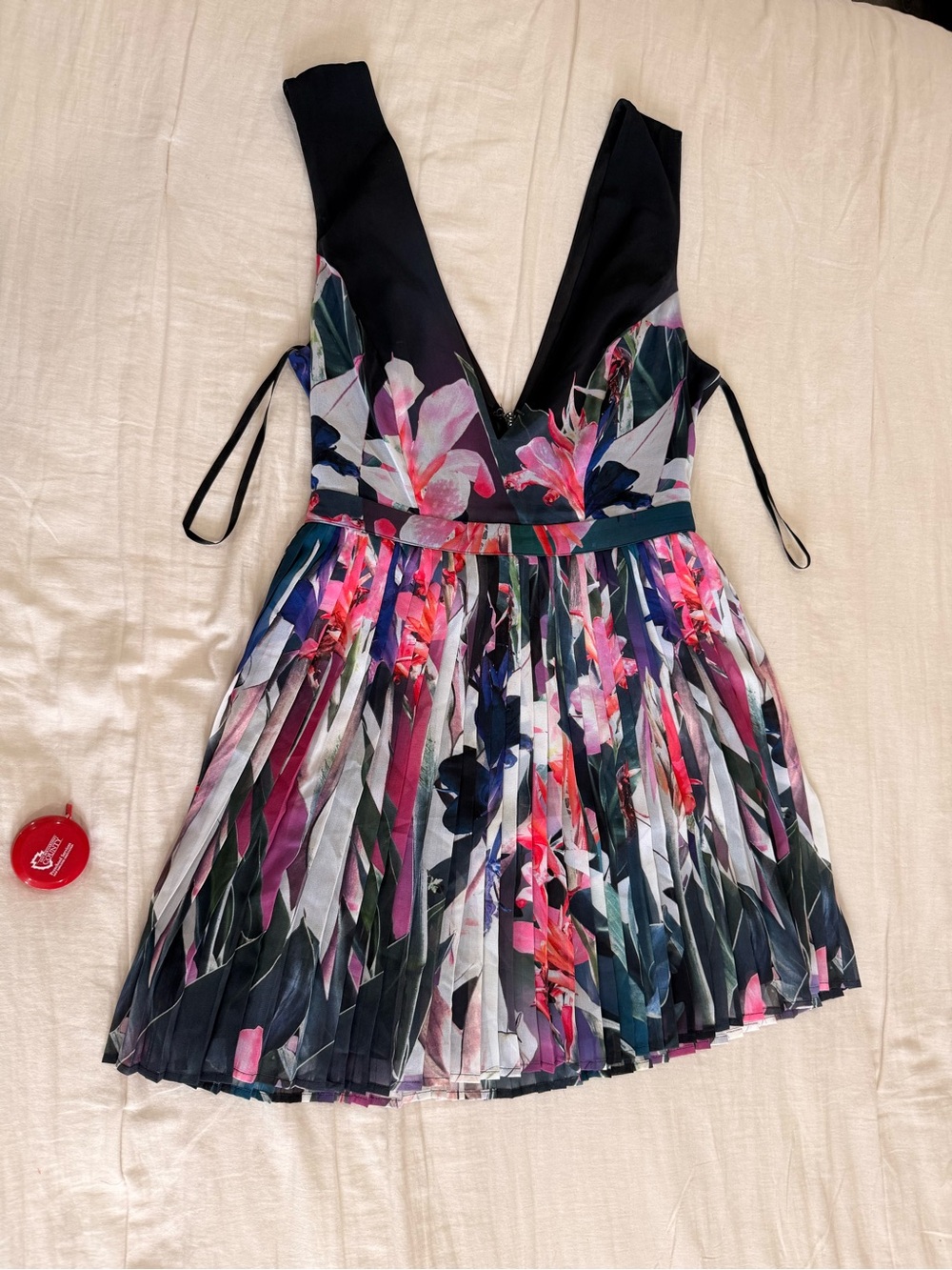 bebe Deep V-Neck Pleated Floral garden dress 6